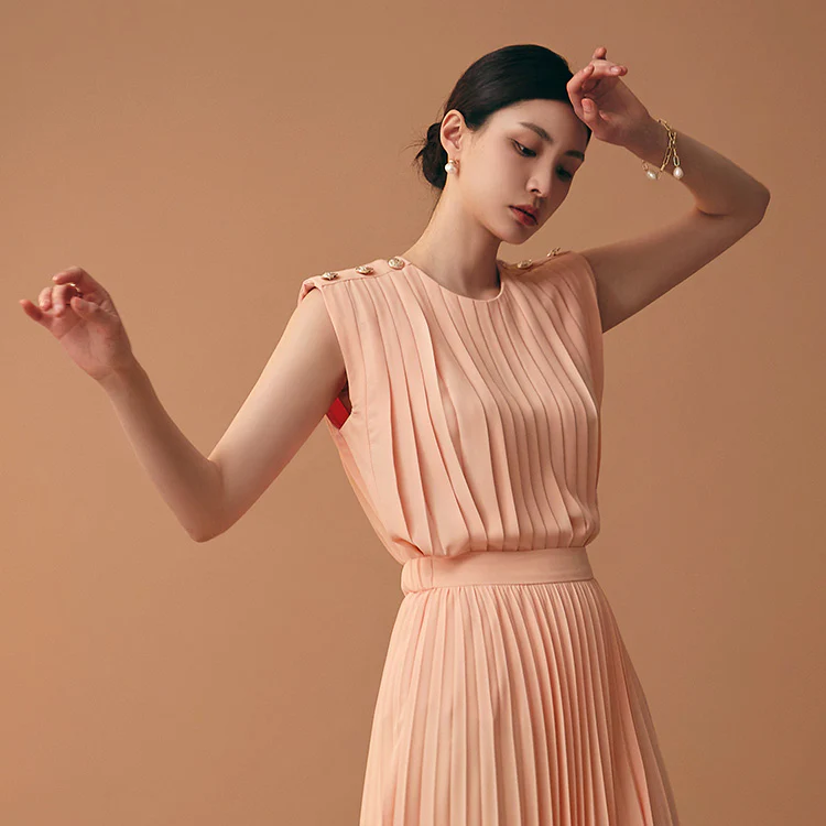 B2748 Pleated Sleeveless Blouse - Image 2