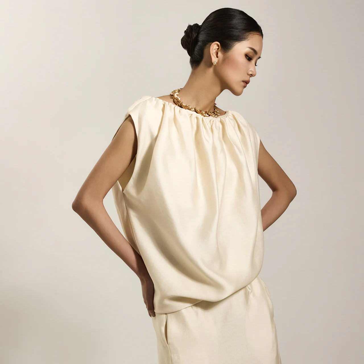 B3046 Shirring Sleeveless Blouse - Image 2