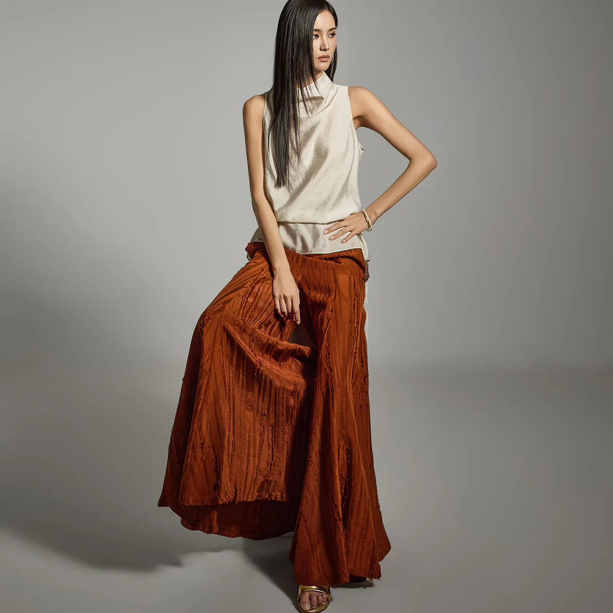 B3066 Sleeveless Blouse with Strap - Image 2
