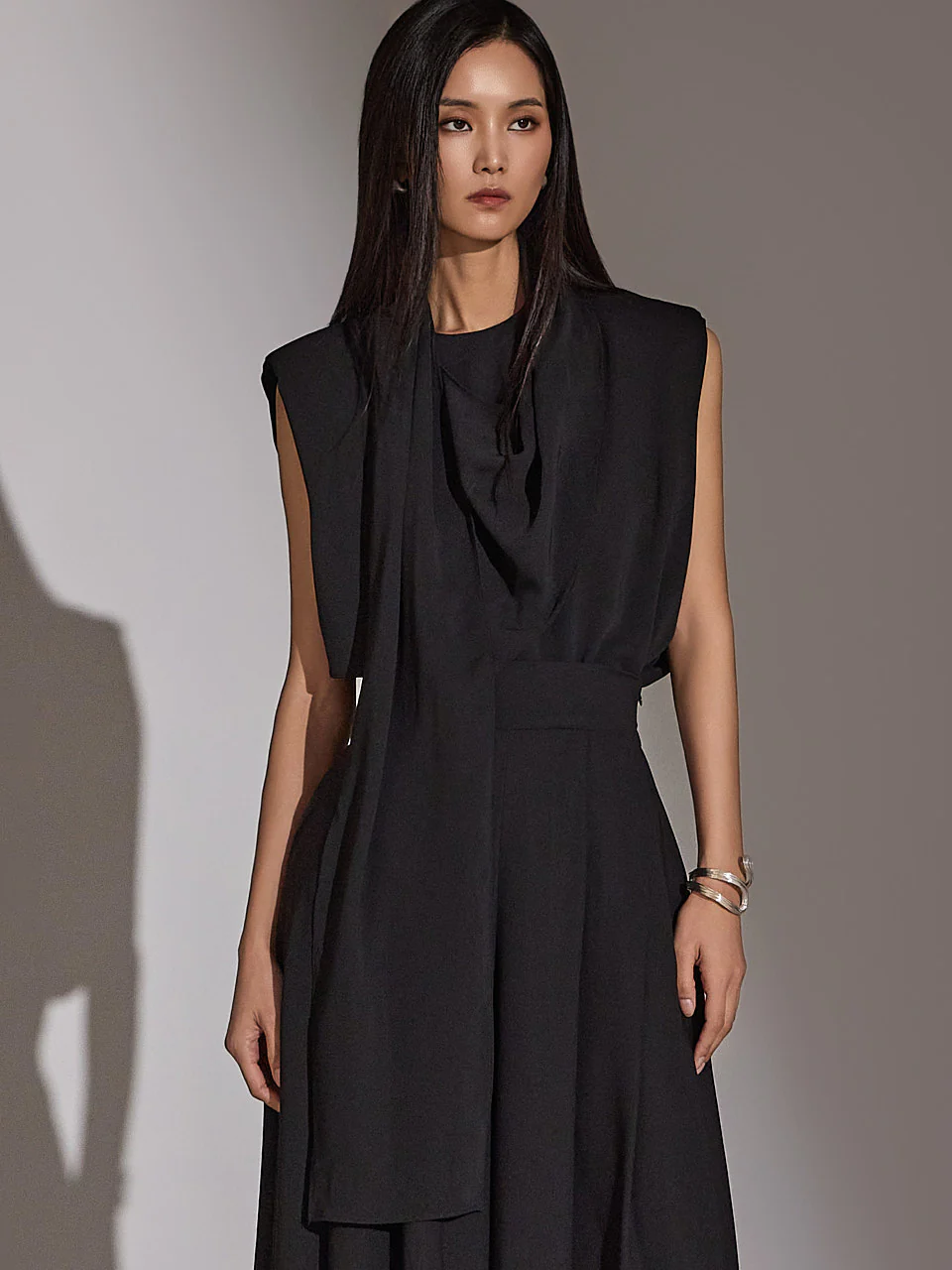 B9080 Drape Sleeveless Pad Scarf Blouse