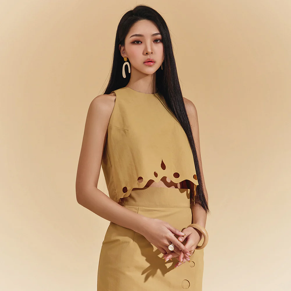 B9131 Eyelet Sleeveless Crop Blouse - Image 2