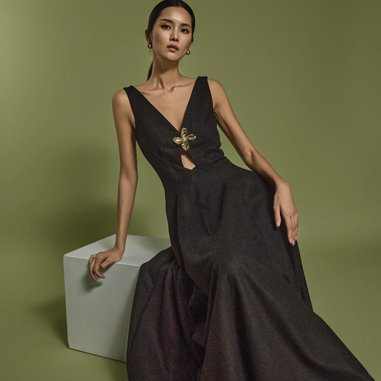 D5114 Wool Sleeveless Dress With Brooch - Image 2