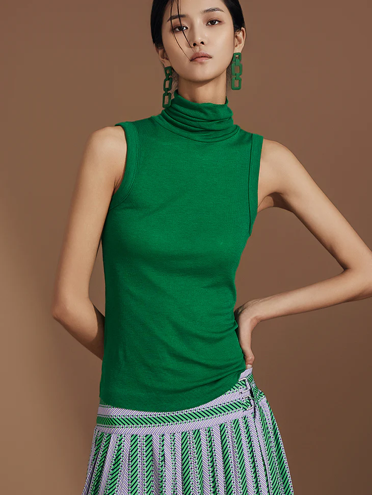 E3349 Mock Neck Sleeveless Top