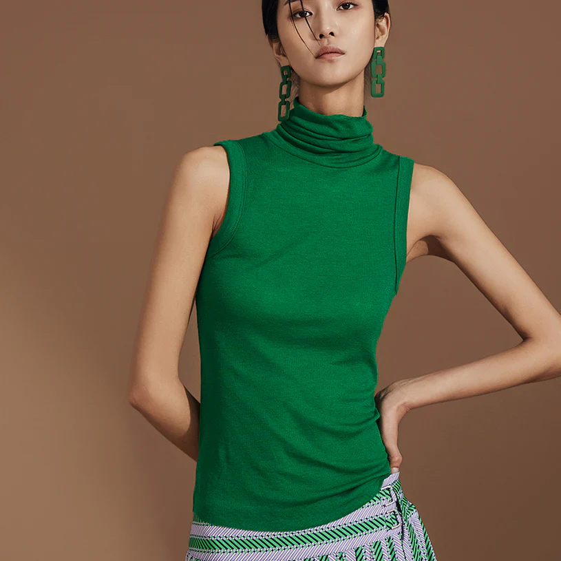 E3349 Mock Neck Sleeveless Top - Image 2