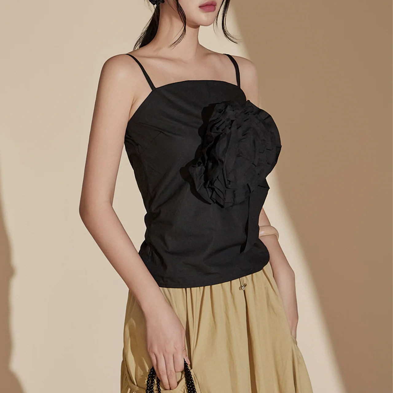E3391 Corsage Sleeveless Top - Image 2