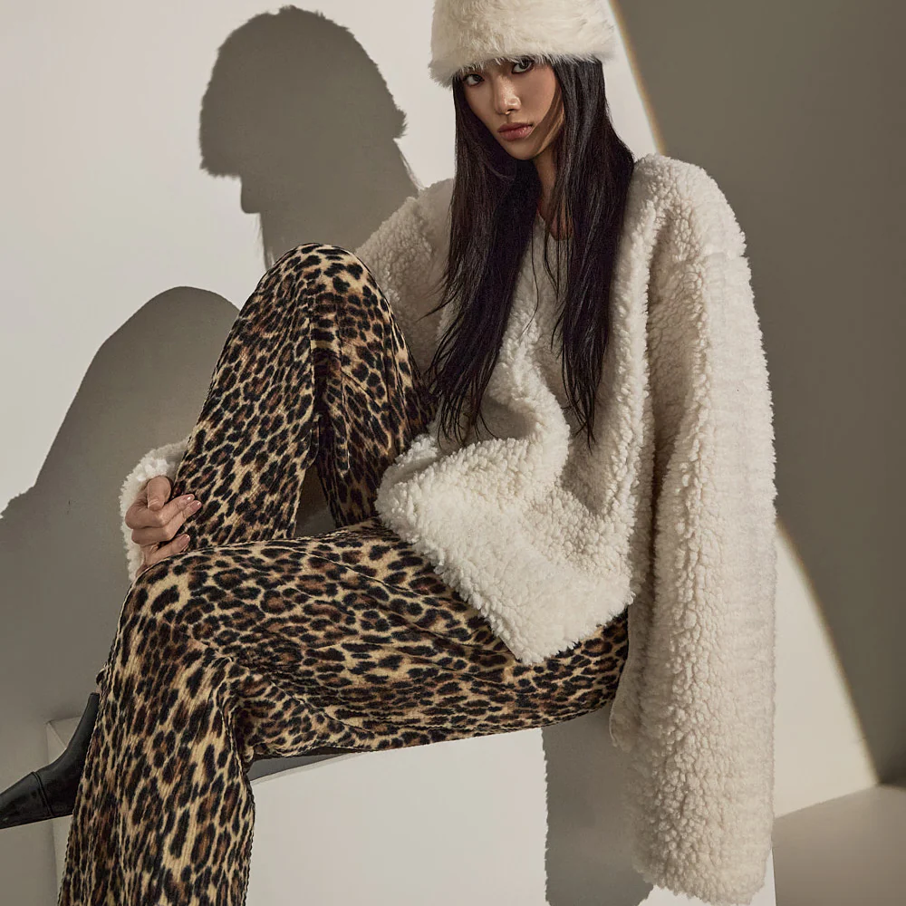 E3677 Bouclé Sweatshirt - Image 2