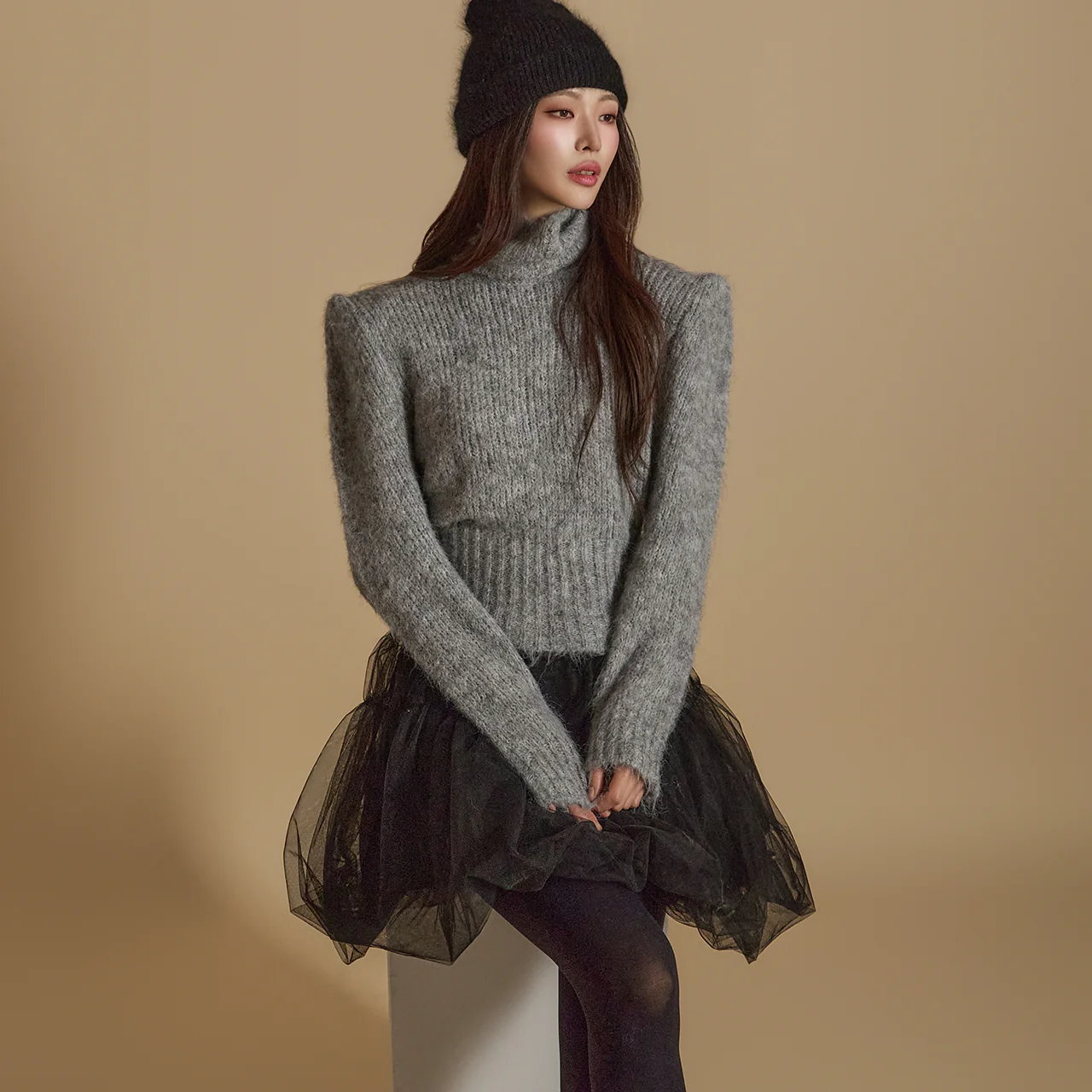 E3682 Turtleneck Shoulder Pad Knit - Image 2