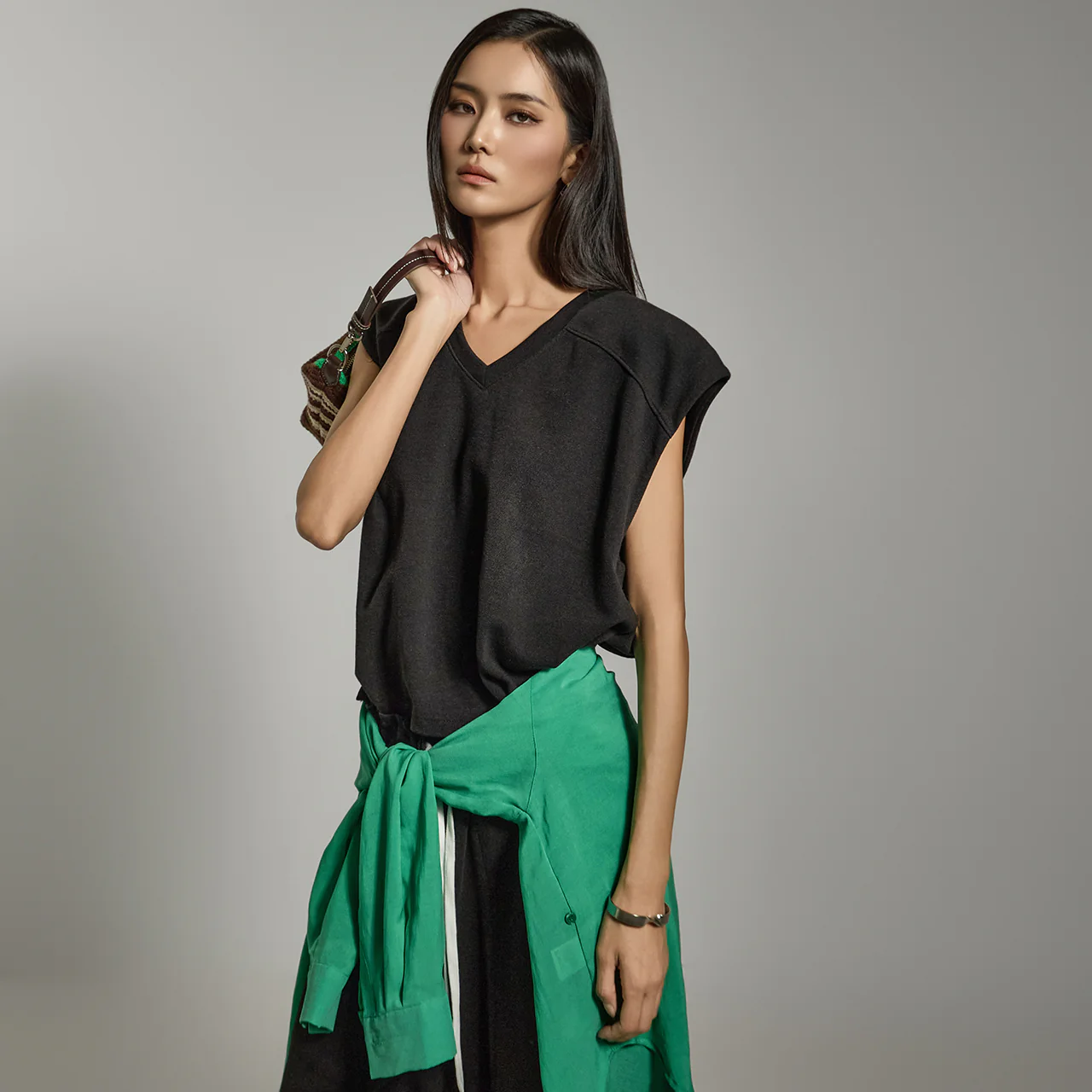 E3779 Slit Sleeveless T-shirt - Image 2
