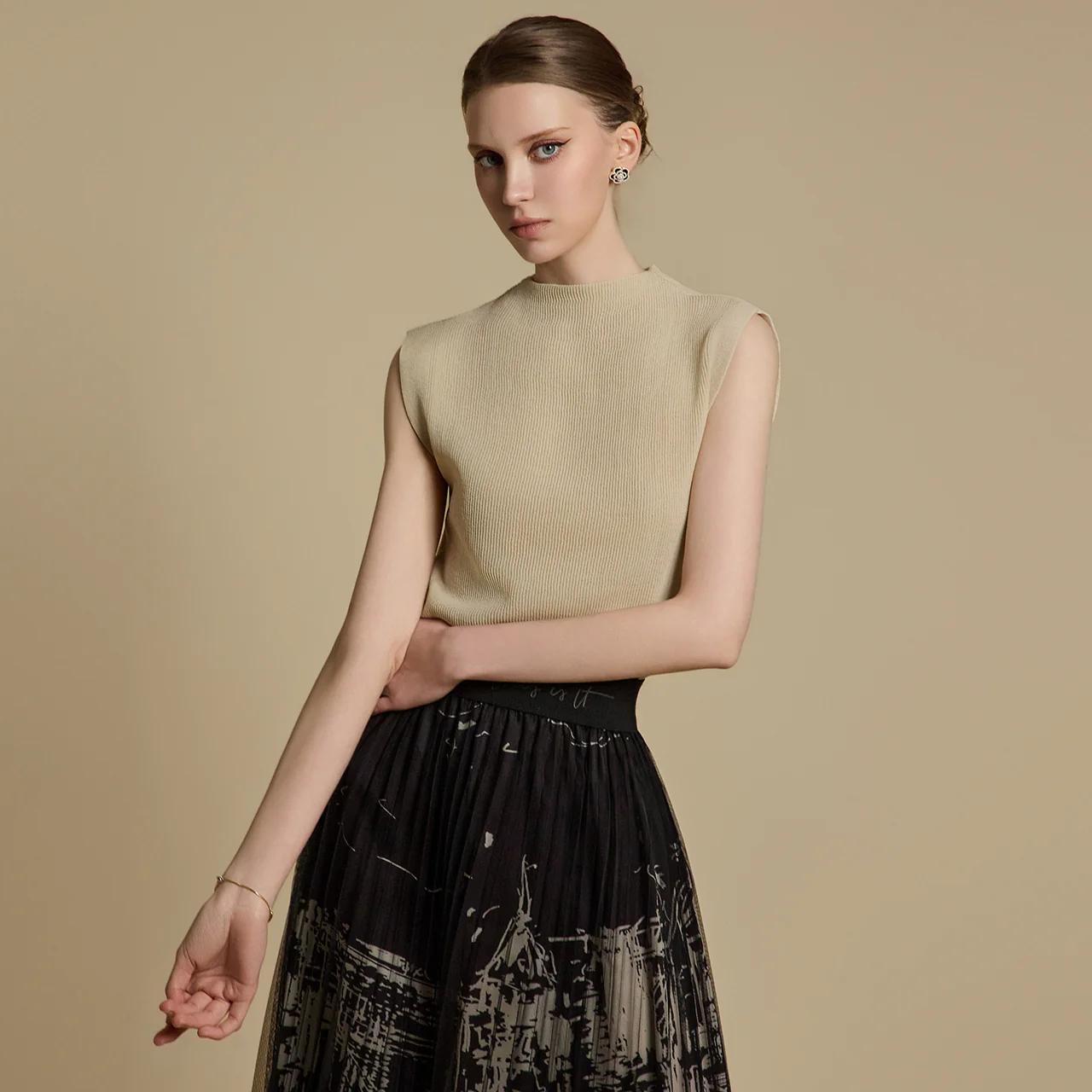 E3786 Mock neck sleeveless Top - Image 2
