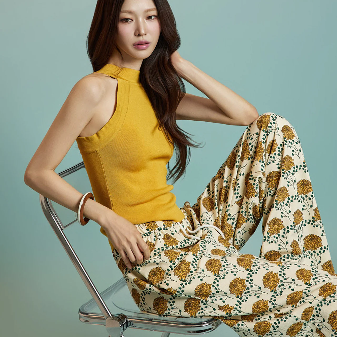 E3873 Halterneck Sleeveless Top - Image 2