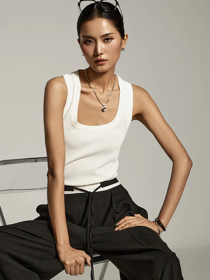 E3885 Deep Square Sleeveless Top