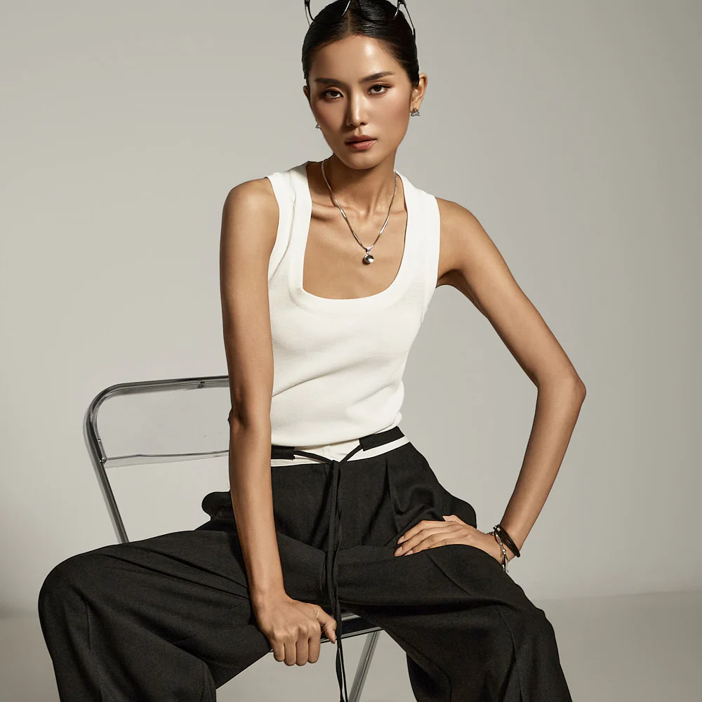 E3885 Deep Square Sleeveless Top - Image 2
