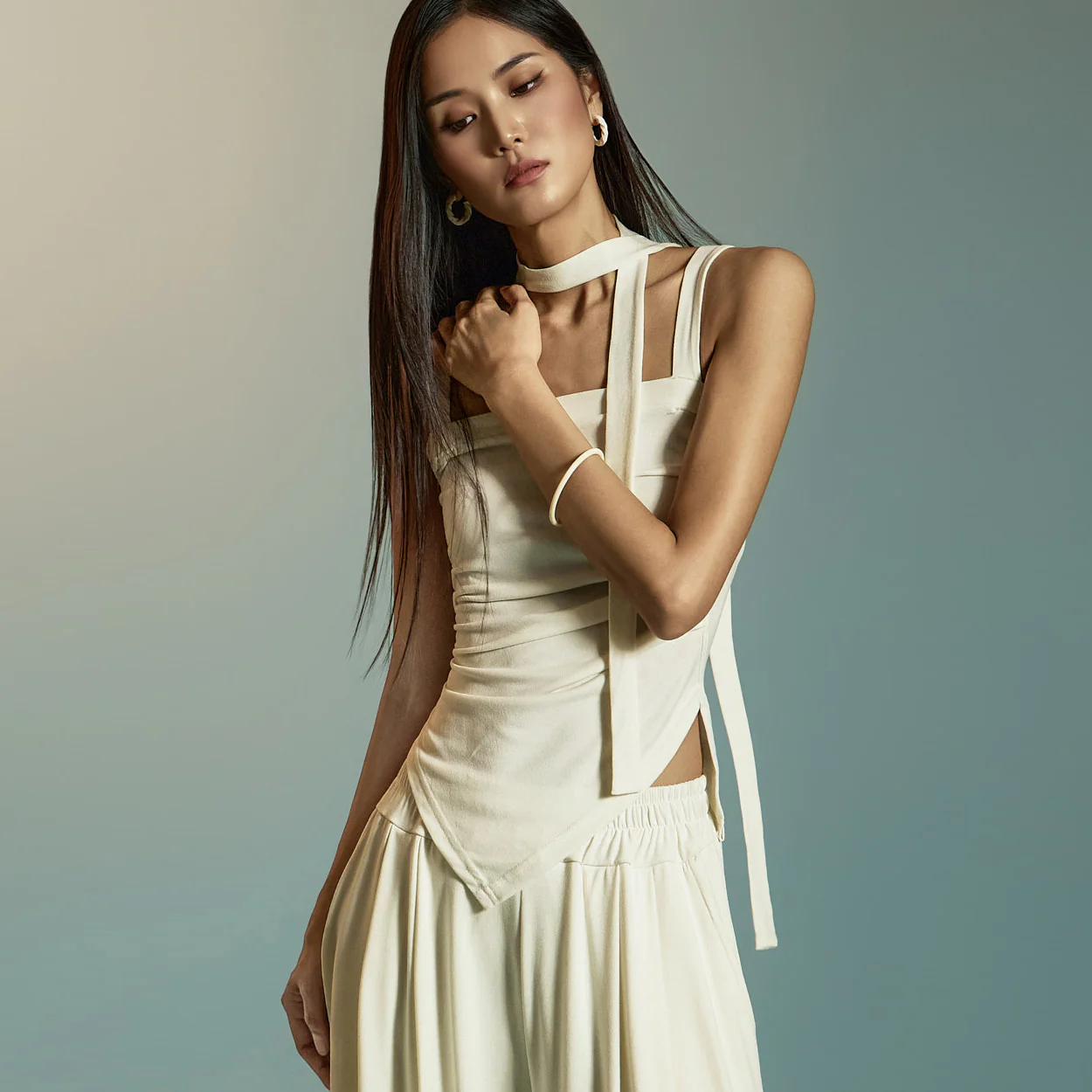 E3904 Sleeveless Top with Strap - Image 2
