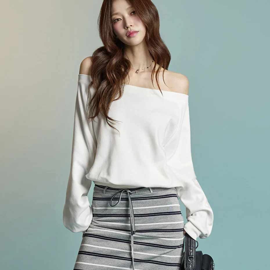 E3945 Off-Shoulder Sweatshirt - Image 2