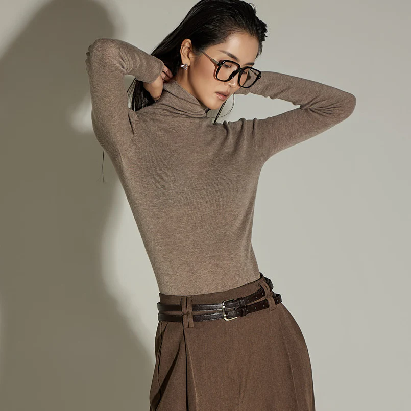 E3980 Turtleneck Top - Image 2