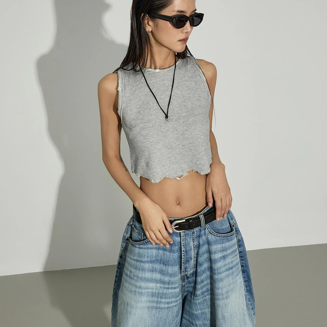 E4029 Damaged Sleeveless Top - Image 2