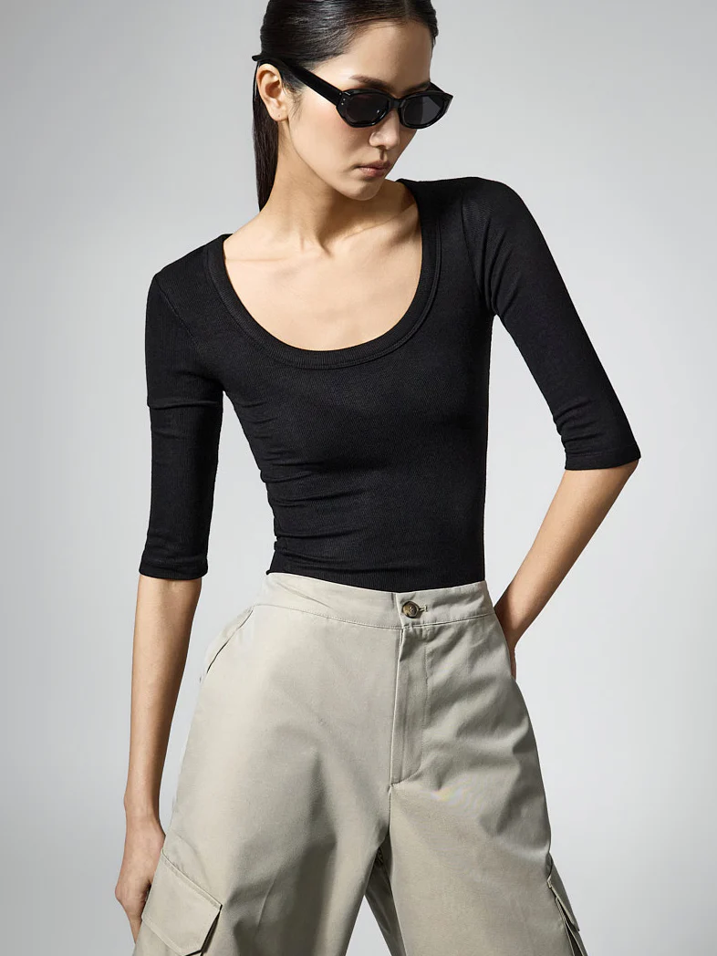 E4118 Slim U-Neck Top