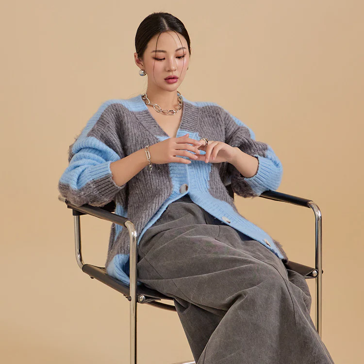 J2018 Contrasting Color Knit Cardigan - Image 2