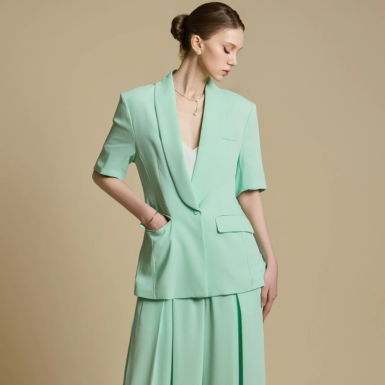 J2751 Short-Sleeved Jacket with Strap - Image 2