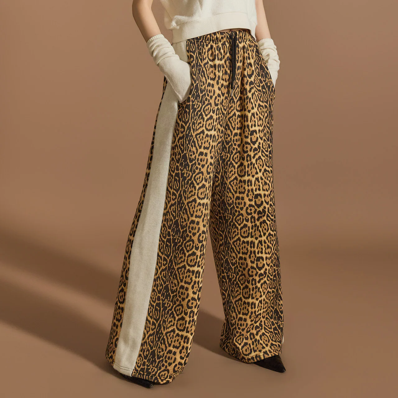 P3351 Color Contrasting Sweat Pants - Image 2