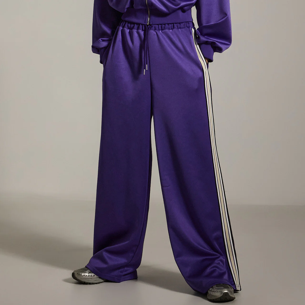 P3387 Glossy Sweat Pants - Image 2