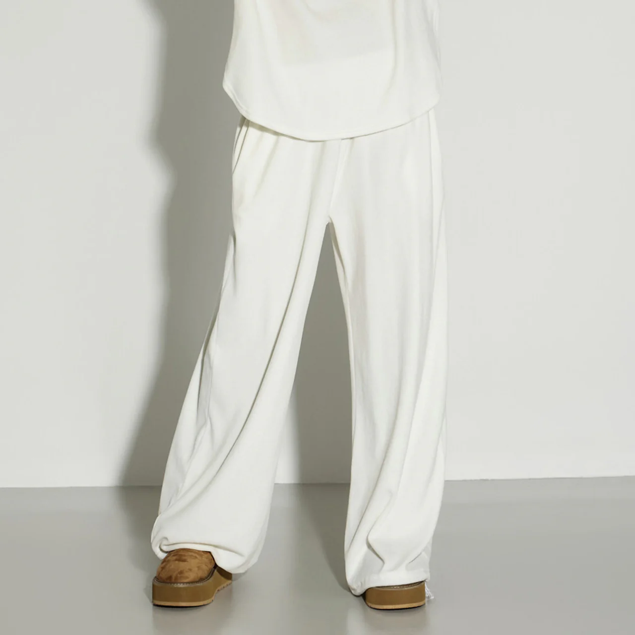 P3696 Velvet Sweat Pants - Image 2