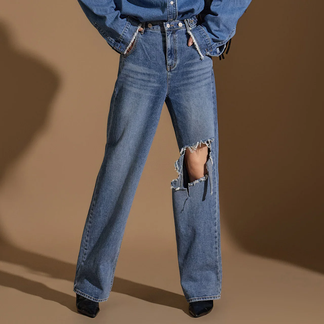 PJ529 Distressed Jeans - Image 2