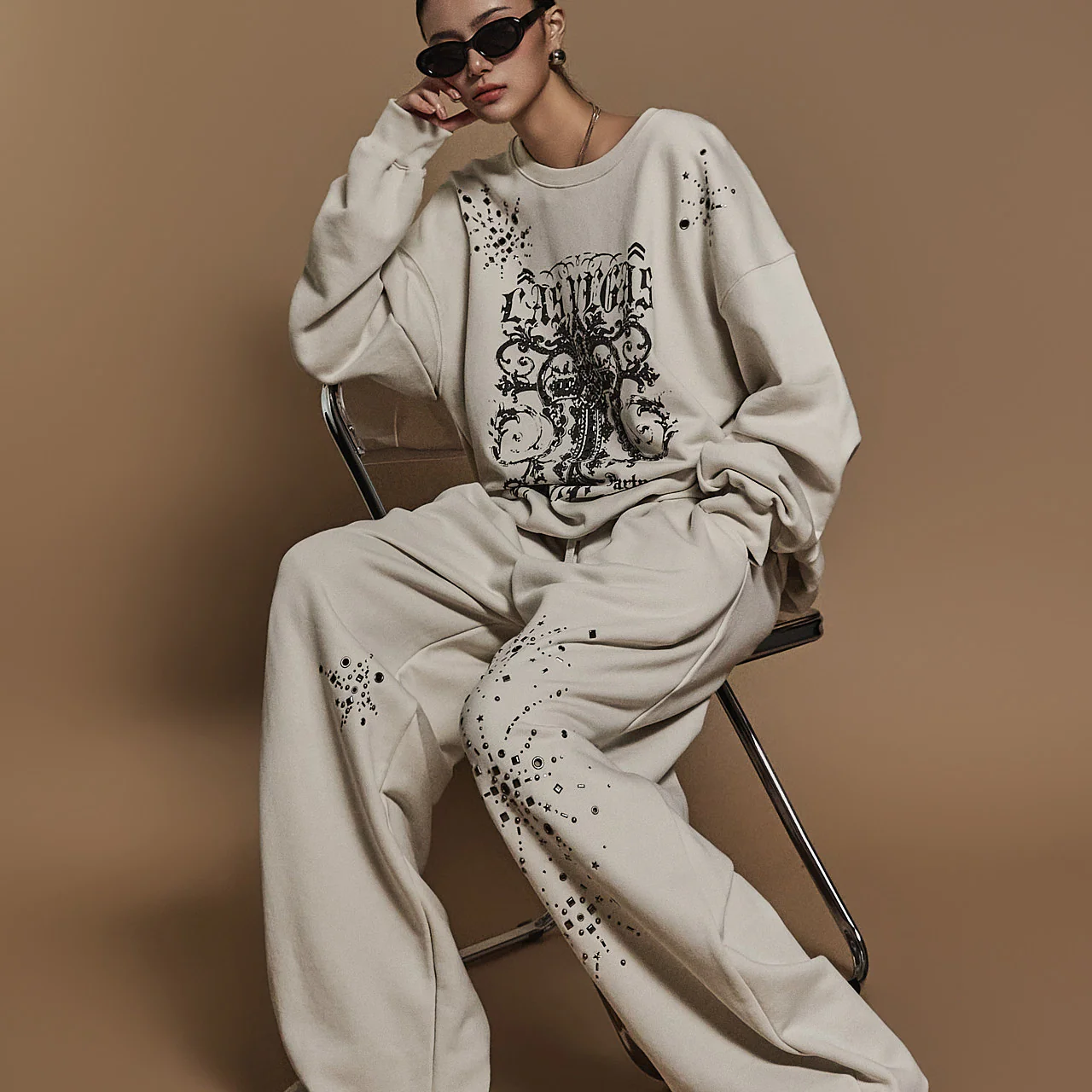 TP1970 Sweatshirt and Pants Set - Image 2